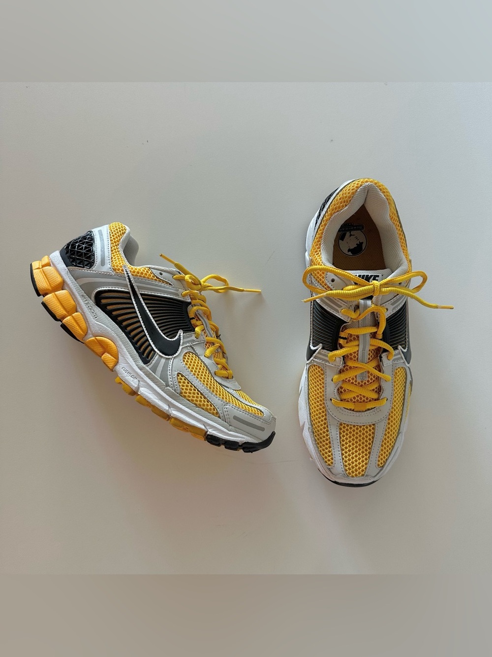 Nike Air Zoom Vomero 5 University Gold 9.5 FB9149-002 Sneakers Men’s 

Really ni
